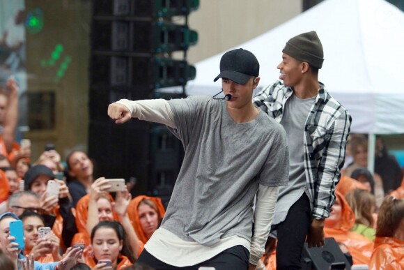 Justin Bieber (cheveux blonds platine) donne un concert sur le plateau de l'émission "Today Show" au Rockefeller Center à New York, le 10 septembre 2015.
