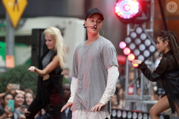 Justin Bieber (cheveux blonds platine) donne un concert sur le plateau de l'émission "Today Show" au Rockefeller Center à New York, le 10 septembre 2015.