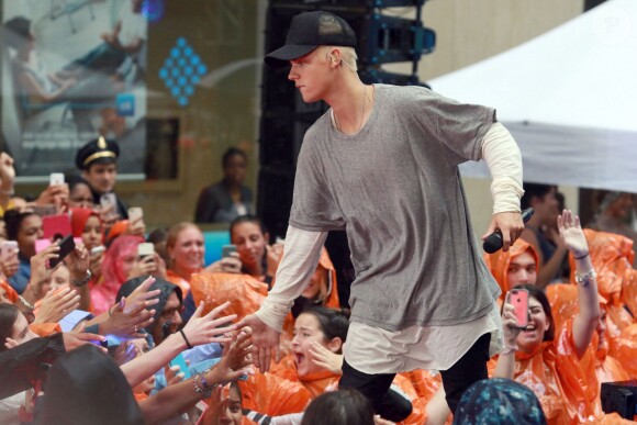 Justin Bieber (cheveux blonds platine) donne un concert sur le plateau de l'émission "Today Show" au Rockefeller Center à New York, le 10 septembre 2015.