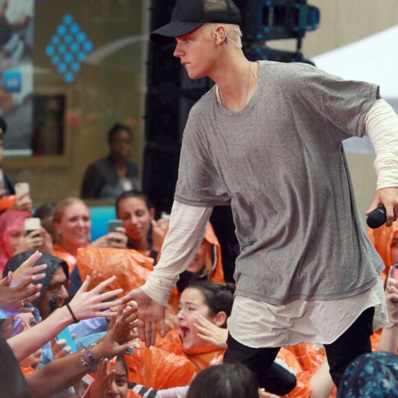 Justin Bieber (cheveux blonds platine) donne un concert sur le plateau de l'émission "Today Show" au Rockefeller Center à New York, le 10 septembre 2015.