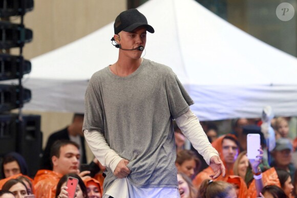 Justin Bieber (cheveux blonds platine) donne un concert sur le plateau de l'émission "Today Show" au Rockefeller Center à New York, le 10 septembre 2015.