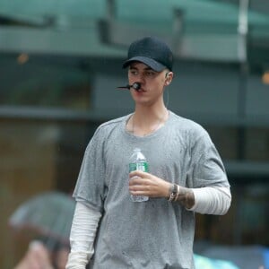 Justin Bieber (cheveux blonds platine) donne un concert sur le plateau de l'émission "Today Show" au Rockefeller Center à New York, le 10 septembre 2015.