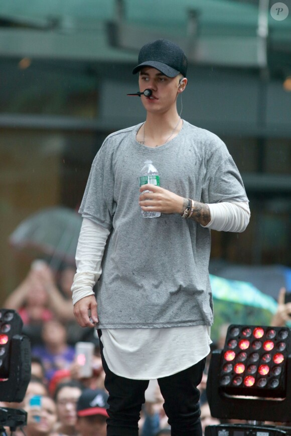 Justin Bieber (cheveux blonds platine) donne un concert sur le plateau de l'émission "Today Show" au Rockefeller Center à New York, le 10 septembre 2015.