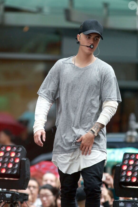 Justin Bieber (cheveux blonds platine) donne un concert sur le plateau de l'émission "Today Show" au Rockefeller Center à New York, le 10 septembre 2015.