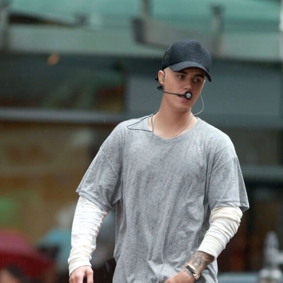 Justin Bieber (cheveux blonds platine) donne un concert sur le plateau de l'émission "Today Show" au Rockefeller Center à New York, le 10 septembre 2015.