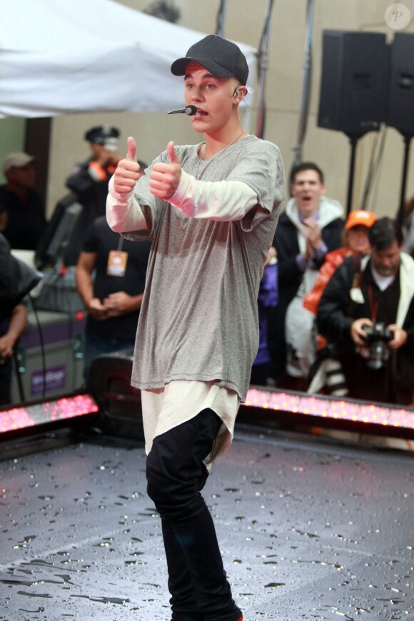 Justin Bieber (cheveux blonds platine) donne un concert sur le plateau de l'émission "Today Show" au Rockefeller Center à New York, le 10 septembre 2015.