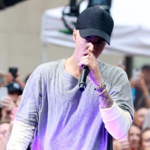 Justin Bieber (cheveux blonds platine) donne un concert sur le plateau de l'émission "Today Show" au Rockefeller Center à New York, le 10 septembre 2015.