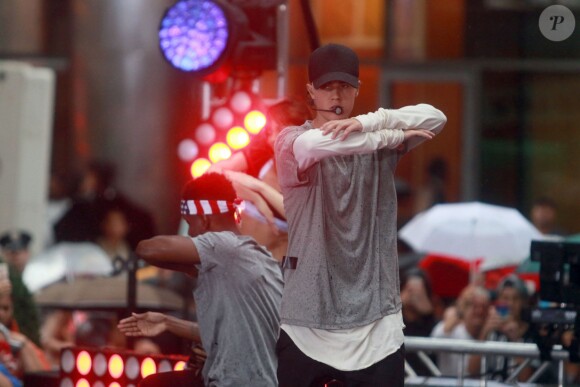Justin Bieber (cheveux blonds platine) donne un concert sur le plateau de l'émission "Today Show" au Rockefeller Center à New York, le 10 septembre 2015.