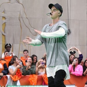 Justin Bieber (cheveux blonds platine) donne un concert sur le plateau de l'émission "Today Show" au Rockefeller Center à New York, le 10 septembre 2015.