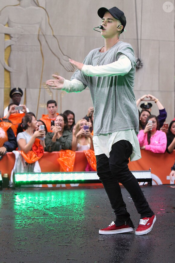 Justin Bieber (cheveux blonds platine) donne un concert sur le plateau de l'émission "Today Show" au Rockefeller Center à New York, le 10 septembre 2015.