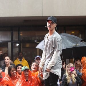 Justin Bieber (cheveux blonds platine) donne un concert sur le plateau de l'émission "Today Show" au Rockefeller Center à New York, le 10 septembre 2015.