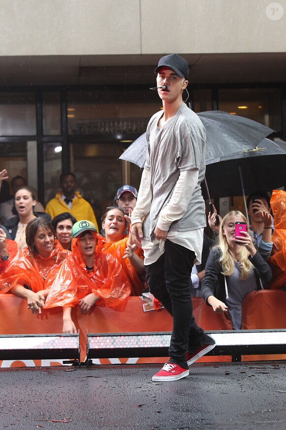 Justin Bieber (cheveux blonds platine) donne un concert sur le plateau de l'émission "Today Show" au Rockefeller Center à New York, le 10 septembre 2015.