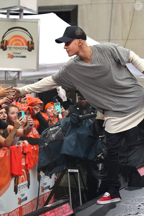 Justin Bieber (cheveux blonds platine) donne un concert sur le plateau de l'émission "Today Show" au Rockefeller Center à New York, le 10 septembre 2015.