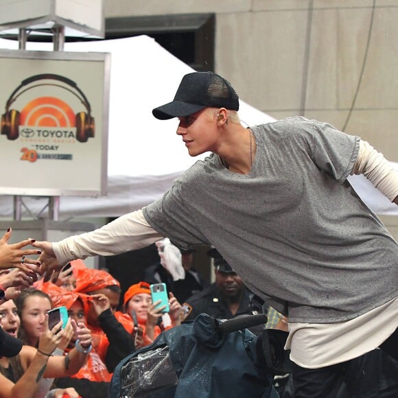 Justin Bieber (cheveux blonds platine) donne un concert sur le plateau de l'émission "Today Show" au Rockefeller Center à New York, le 10 septembre 2015.