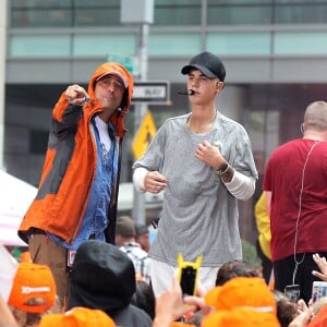 Justin Bieber (cheveux blonds platine) donne un concert sur le plateau de l'émission "Today Show" au Rockefeller Center à New York, le 10 septembre 2015.