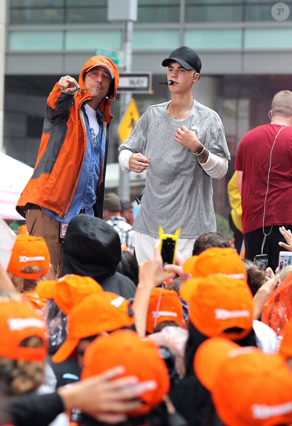Justin Bieber (cheveux blonds platine) donne un concert sur le plateau de l'émission "Today Show" au Rockefeller Center à New York, le 10 septembre 2015.