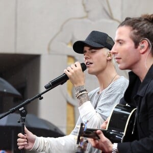 Justin Bieber (cheveux blonds platine) donne un concert sur le plateau de l'émission "Today Show" au Rockefeller Center à New York, le 10 septembre 2015.