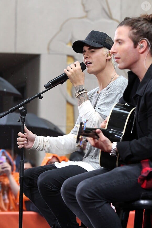 Justin Bieber (cheveux blonds platine) donne un concert sur le plateau de l'émission "Today Show" au Rockefeller Center à New York, le 10 septembre 2015.