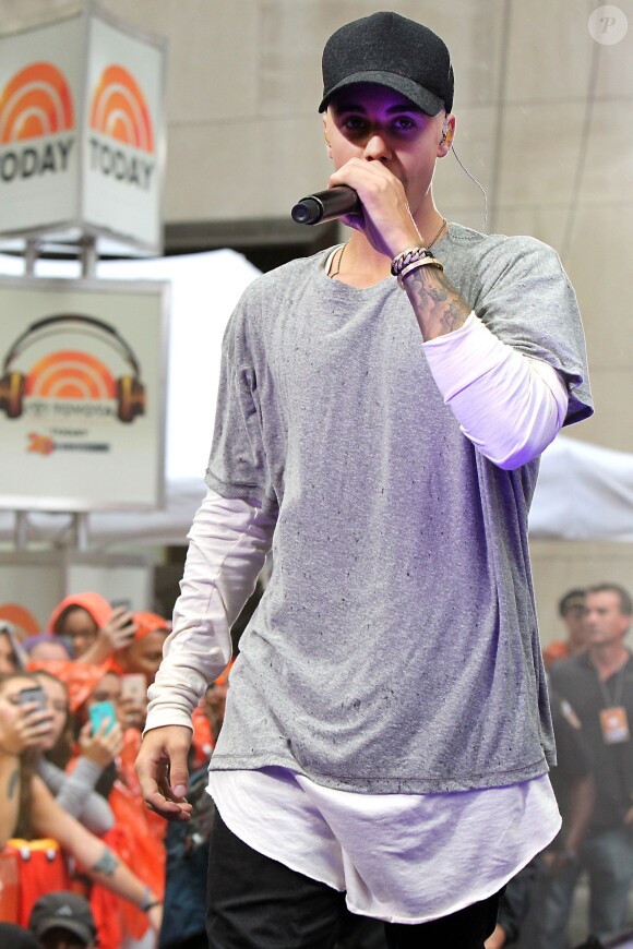 Justin Bieber (cheveux blonds platine) donne un concert sur le plateau de l'émission "Today Show" au Rockefeller Center à New York, le 10 septembre 2015.