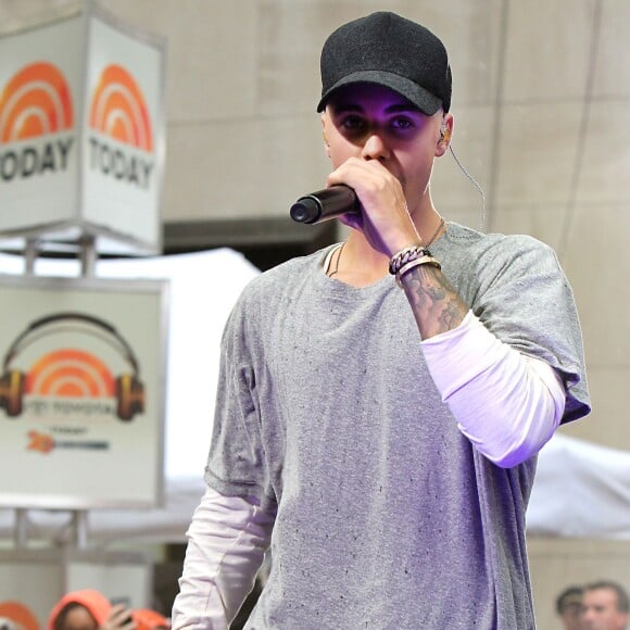 Justin Bieber (cheveux blonds platine) donne un concert sur le plateau de l'émission "Today Show" au Rockefeller Center à New York, le 10 septembre 2015.