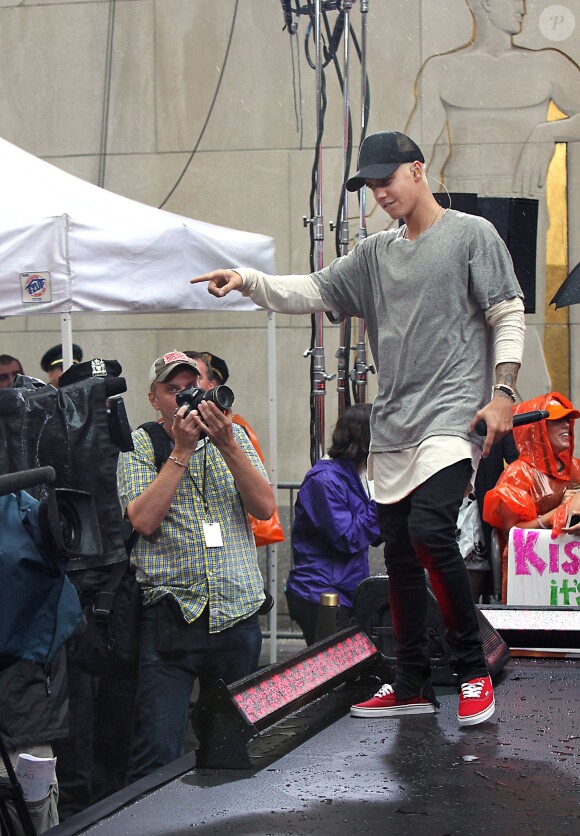 Justin Bieber (cheveux blonds platine) donne un concert sur le plateau de l'émission "Today Show" au Rockefeller Center à New York, le 10 septembre 2015.