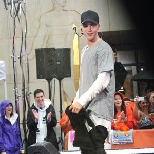 Justin Bieber (cheveux blonds platine) donne un concert sur le plateau de l'émission "Today Show" au Rockefeller Center à New York, le 10 septembre 2015.