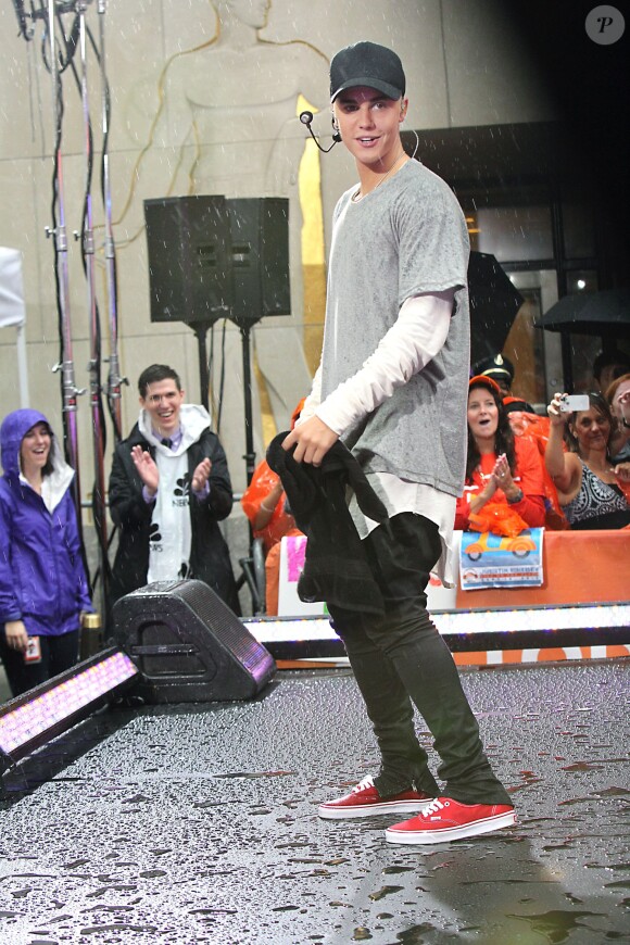 Justin Bieber (cheveux blonds platine) donne un concert sur le plateau de l'émission "Today Show" au Rockefeller Center à New York, le 10 septembre 2015.