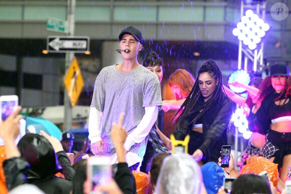 Justin Bieber (cheveux blonds platine) donne un concert sur le plateau de l'émission "Today Show" au Rockefeller Center à New York, le 10 septembre 2015.