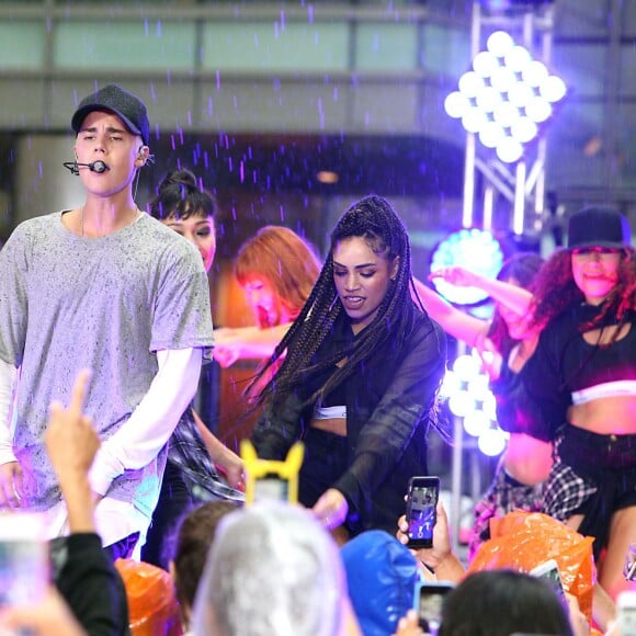 Justin Bieber (cheveux blonds platine) donne un concert sur le plateau de l'émission "Today Show" au Rockefeller Center à New York, le 10 septembre 2015.