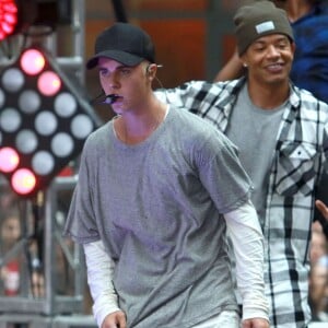 Justin Bieber (cheveux blonds platine) donne un concert sur le plateau de l'émission "Today Show" au Rockefeller Center à New York, le 10 septembre 2015.