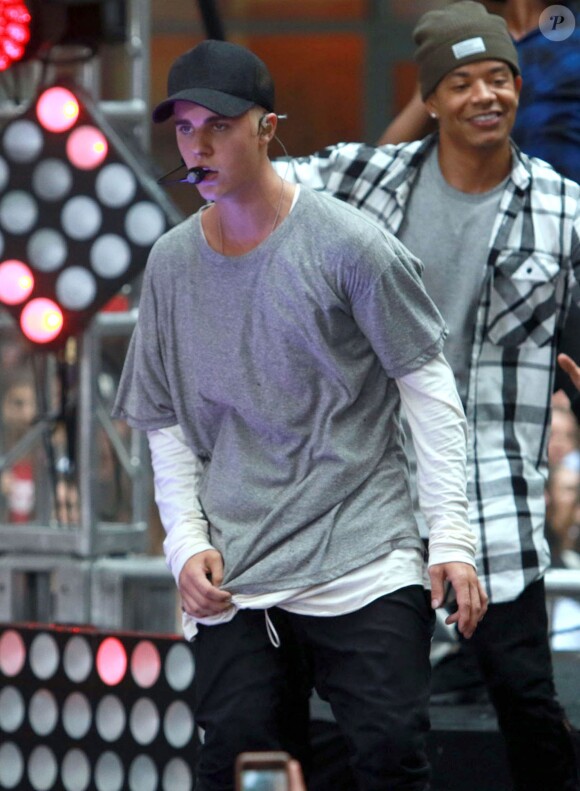 Justin Bieber (cheveux blonds platine) donne un concert sur le plateau de l'émission "Today Show" au Rockefeller Center à New York, le 10 septembre 2015.