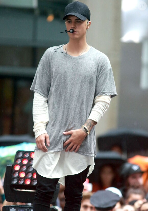 Justin Bieber (cheveux blonds platine) donne un concert sur le plateau de l'émission "Today Show" au Rockefeller Center à New York, le 10 septembre 2015.