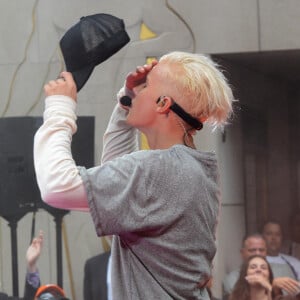 Justin Bieber (cheveux blonds platine) donne un concert sur le plateau de l'émission "Today Show" au Rockefeller Center à New York, le 10 septembre 2015.