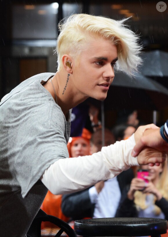 Justin Bieber (cheveux blonds platine) donne un concert sur le plateau de l'émission "Today Show" au Rockefeller Center à New York, le 10 septembre 2015.