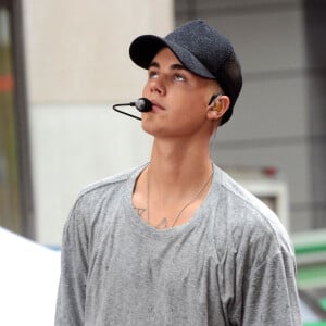 Justin Bieber (cheveux blonds platine) donne un concert sur le plateau de l'émission "Today Show" au Rockefeller Center à New York, le 10 septembre 2015.