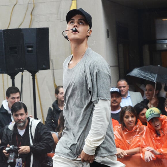 Justin Bieber (cheveux blonds platine) donne un concert sur le plateau de l'émission "Today Show" au Rockefeller Center à New York, le 10 septembre 2015.