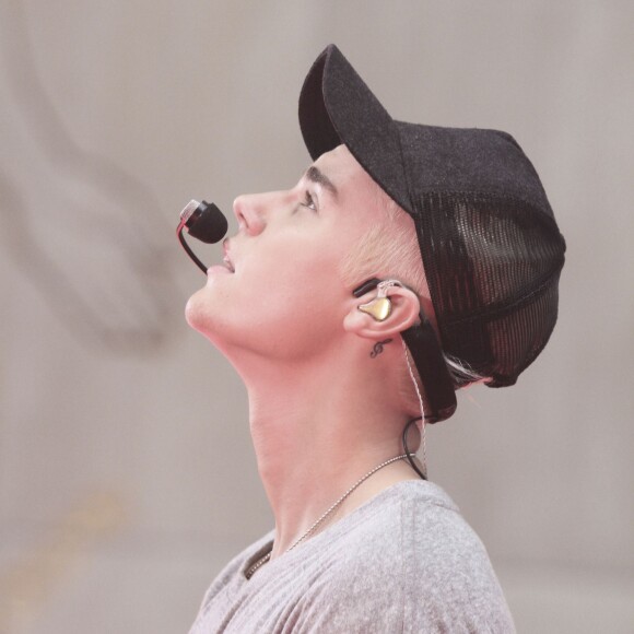 Justin Bieber (cheveux blonds platine) donne un concert sur le plateau de l'émission "Today Show" au Rockefeller Center à New York, le 10 septembre 2015.