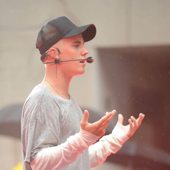 Justin Bieber (cheveux blonds platine) donne un concert sur le plateau de l'émission "Today Show" au Rockefeller Center à New York, le 10 septembre 2015.