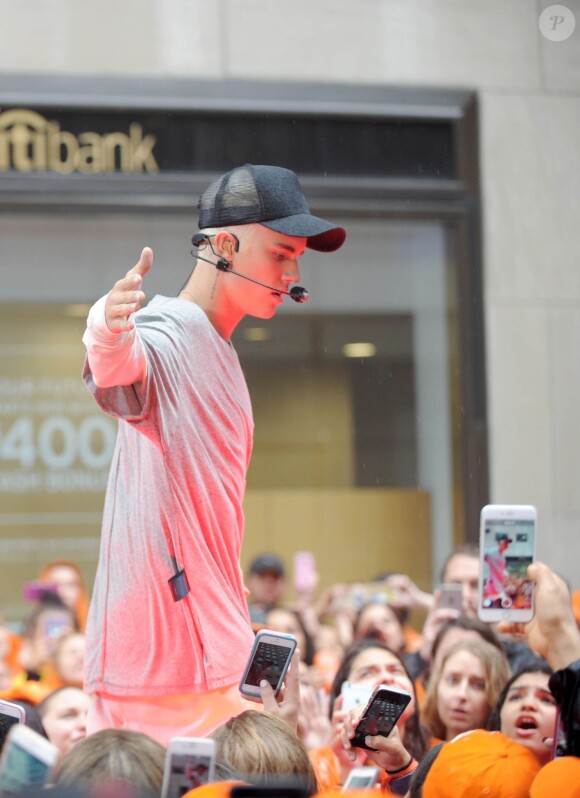 Justin Bieber (cheveux blonds platine) donne un concert sur le plateau de l'émission "Today Show" au Rockefeller Center à New York, le 10 septembre 2015.