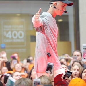 Justin Bieber (cheveux blonds platine) donne un concert sur le plateau de l'émission "Today Show" au Rockefeller Center à New York, le 10 septembre 2015.