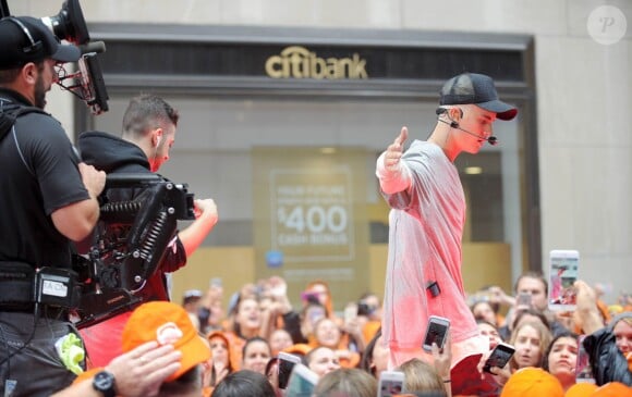 Justin Bieber (cheveux blonds platine) donne un concert sur le plateau de l'émission "Today Show" au Rockefeller Center à New York, le 10 septembre 2015.