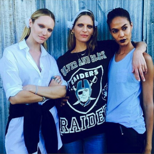 Les top models Candice Swanepoel, Frankie Rayder et Joan Smalls dans les coulisses du défilé Givenchy. Photo publiée le 12 septembre 2015.