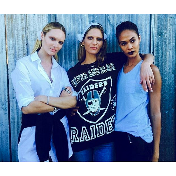 Les top models Candice Swanepoel, Frankie Rayder et Joan Smalls dans les coulisses du défilé Givenchy. Photo publiée le 12 septembre 2015.