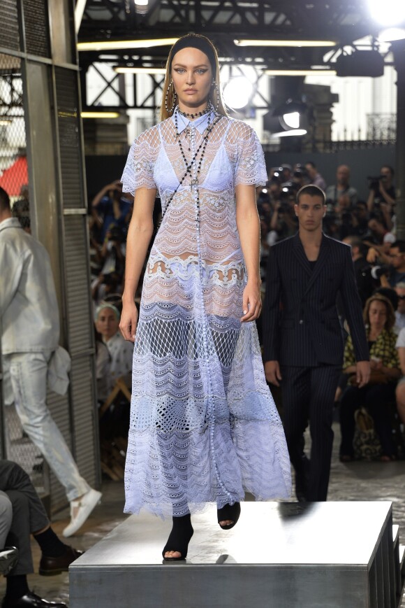 Candice Swanepoel défile pour Givenchy (collection homme printemps-été 2016 et haute couture automne-hiver 2015) à Paris. Le 26 juin 2015.
