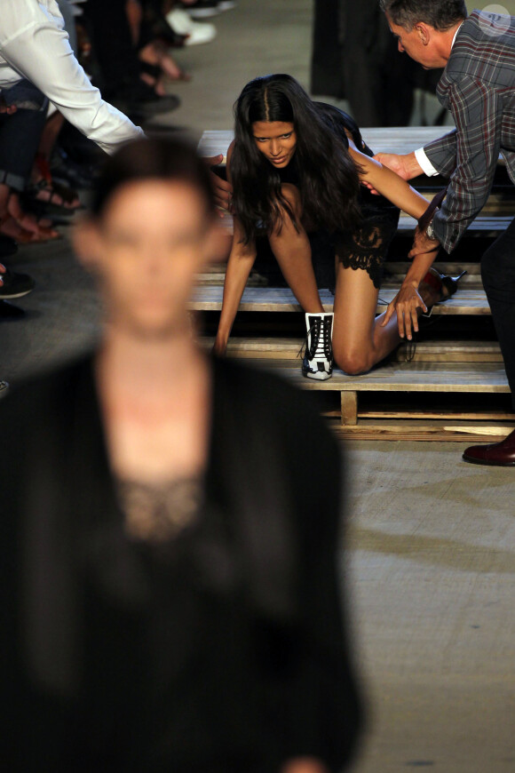 Le mannequin Pooja Mor trébuche lors du défilé Givenchy à New York. Le 12 septembre 2015.