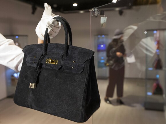 Sac Birkin (Hermès) en exposition à Moscou d'articles de mode de grande marque qui seront proposés aux enchères à Paris chez Christie's en octobre 2015.