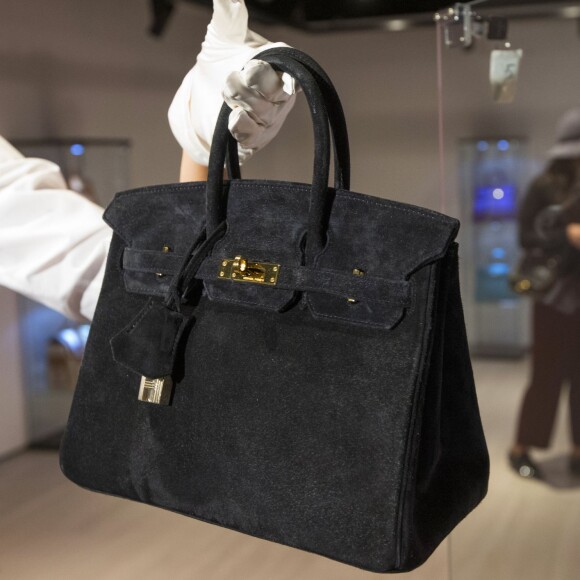 Sac Birkin (Hermès) en exposition à Moscou d'articles de mode de grande marque qui seront proposés aux enchères à Paris chez Christie's en octobre 2015.