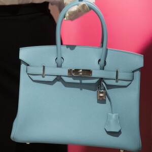 Sac Birkin (Hermès) en Exposition à Moscou d'articles de mode de grande marque qui seront proposés aux enchères à Paris chez Christie's en octobre 2015.