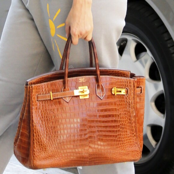 Jennifer Lopez arrive à son appartement à New York, le 14 août 2015. Jennifer Lopez porte un sac, en peau de crocodile, de la marque Hermès.