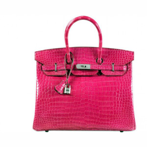 Un sac "Birkin" de Hermès, en peau de crocodile rose, a battu le record du sac a mains le plus onéreux (222912 dollars) lors d'une vente aux enchères chez Christie's à Hong Kong. Le 2 juin 2015.